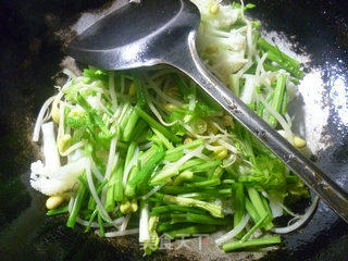 芹菜花菜炒黄豆芽的做法步骤：6