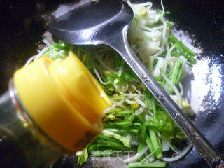 芹菜花菜炒黄豆芽的做法步骤：7