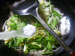 芹菜花菜炒黄豆芽的做法步骤：8