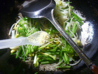 芹菜花菜炒黄豆芽的做法步骤：9