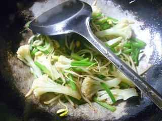 芹菜花菜炒黄豆芽的做法步骤：10