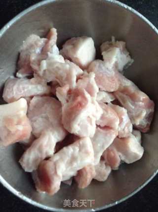 普洱茶土豆红烧肉的做法步骤：1