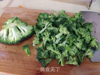 虾仁西兰花炒饭的做法步骤：2