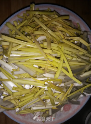 蒜黄炒肉的做法步骤：2