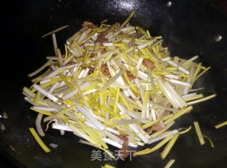 蒜黄炒肉的做法步骤：4