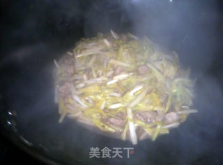 蒜黄炒肉的做法步骤：5