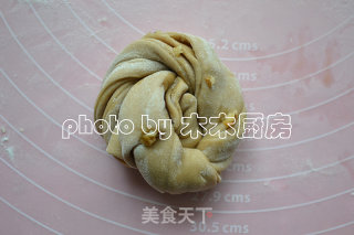 红糖核桃花卷的做法步骤：6