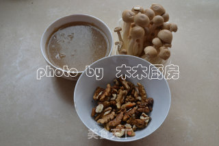 蟹味菇核桃汤的做法步骤：1