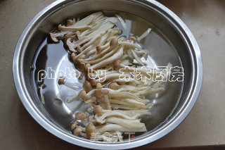 蟹味菇核桃汤的做法步骤：3