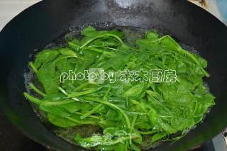 豌豆苗拌核桃仁的做法步骤：2