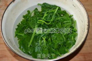 豌豆苗拌核桃仁的做法步骤：4