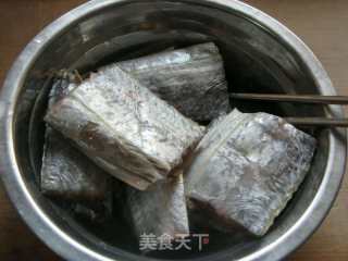 红烧带鱼的做法步骤：2