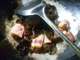 黑木耳煮腊鸡腿的做法步骤：5