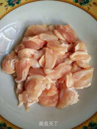 菜椒炒鸡腿肉的做法步骤：1