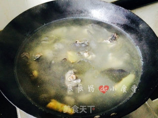 乌鸡花菇靓汤的做法步骤：1