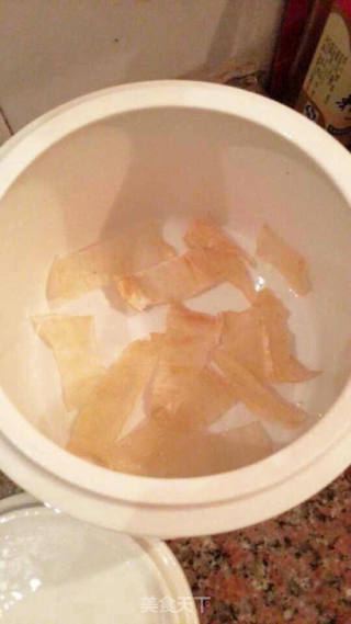 牛奶炖鱼胶的做法步骤：2