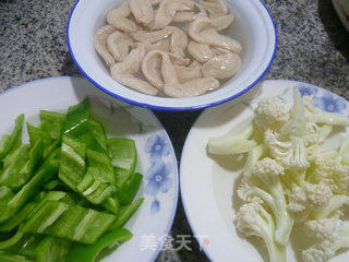 花菜大豆蛋白炒尖椒的做法步骤：1