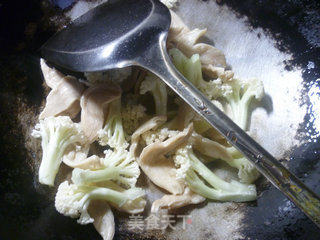 花菜大豆蛋白炒尖椒的做法步骤：2
