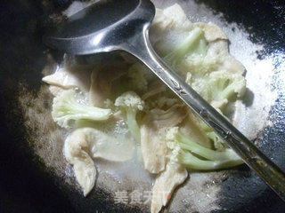 花菜大豆蛋白炒尖椒的做法步骤：4