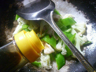 花菜大豆蛋白炒尖椒的做法步骤：6