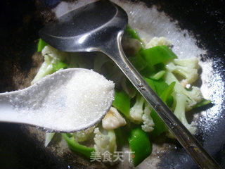 花菜大豆蛋白炒尖椒的做法步骤：7