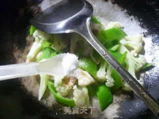 花菜大豆蛋白炒尖椒的做法步骤：8