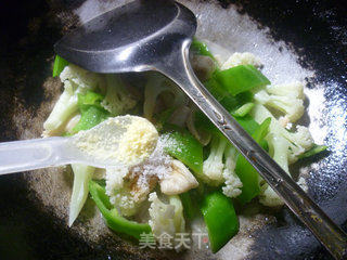 花菜大豆蛋白炒尖椒的做法步骤：9