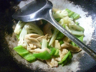 花菜大豆蛋白炒尖椒的做法步骤：10