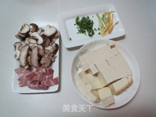 培根香菇炖豆腐的做法步骤：2