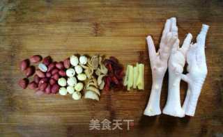 枸杞百合花生鸡爪花胶（鱼胶）汤的做法步骤：1