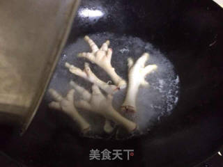 枸杞百合花生鸡爪花胶（鱼胶）汤的做法步骤：2