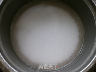 皮蛋腊肉粥的做法步骤：2