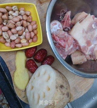 花生莲藕猪尾汤的做法步骤：1