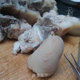 花生莲藕猪尾汤的做法步骤：4