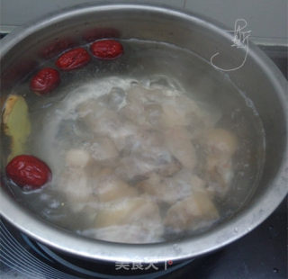 花生莲藕猪尾汤的做法步骤：5