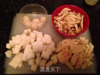 藕片虾米蟹味菇萝卜瑶柱粥的做法步骤：1