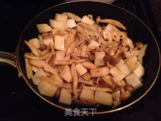 藕片虾米蟹味菇萝卜瑶柱粥的做法步骤：2