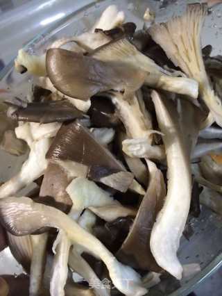 铁板平菇的做法步骤：1