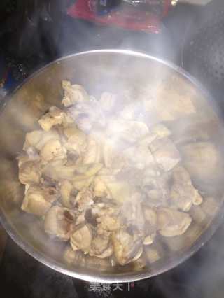 鸡肉炖土豆的做法步骤：1