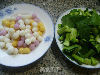 油菜蕻炒三色年糕果的做法步骤：1