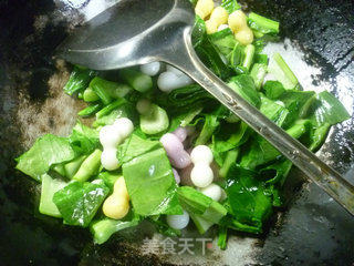 油菜蕻炒三色年糕果的做法步骤：3