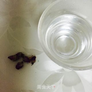 宝贝的自制玫瑰花茶的做法步骤：1