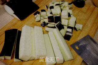 小米椒腊肉炒茄丁的做法步骤：2