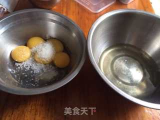 草莓慕斯蛋糕的做法步骤：1