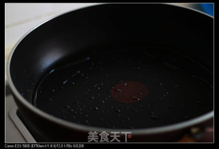 速冻水饺版.鸡蛋锅贴的做法步骤：2