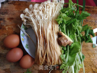 菌菇最美味---金针菇炒蛋的做法步骤：1