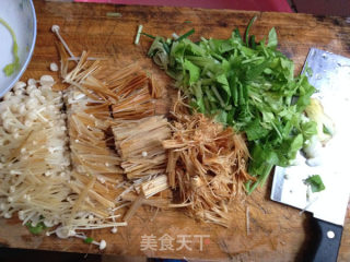 菌菇最美味---金针菇炒蛋的做法步骤：2