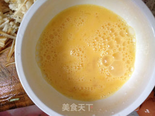 菌菇最美味---金针菇炒蛋的做法步骤：3
