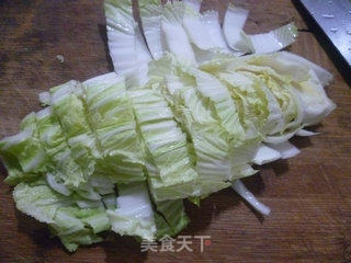 火腿肠白菜芯炒三色年糕果的做法步骤：2