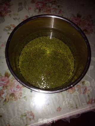 绿豆鸭蛋汤的做法步骤：1